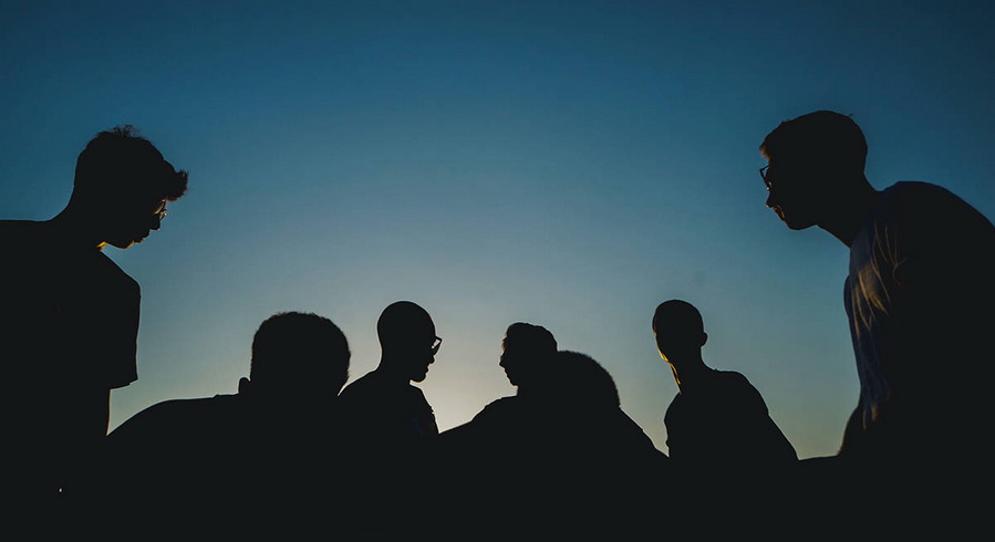 Kebanyakan Perundungan Remaja Terjadi di Antara Teman Sebaya yang Menaiki Tangga Sosial